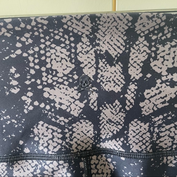 SoulCycle High Rise Milestone Sknakeskin Leggings Size Small - Picture 8 of 10